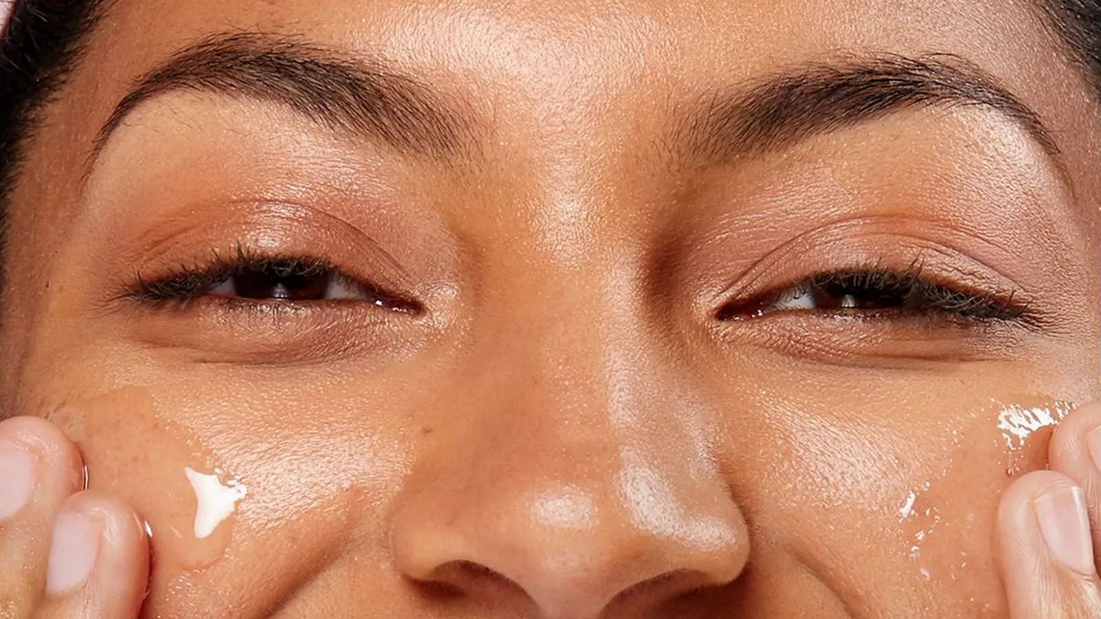 Castor oil for wrinkles (Image via Getty Images)