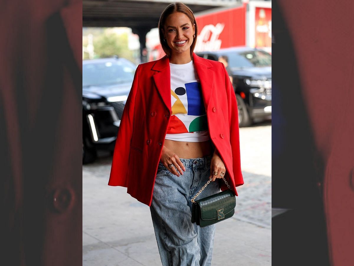 Haley Kalil in her baggy jeans ( image via Getty)