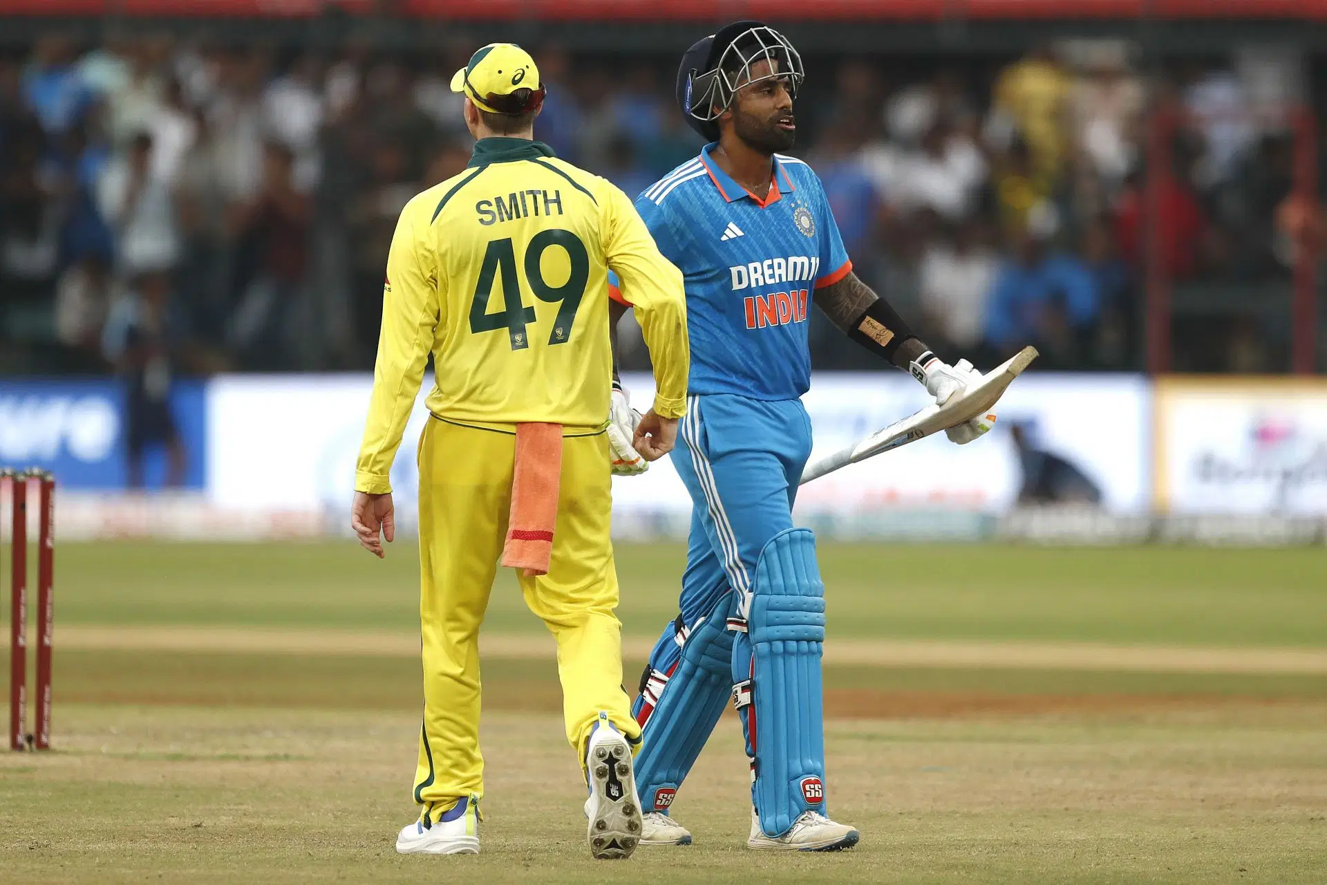 Steve Smith congratulating Suryakumar Yadav [Getty Images]