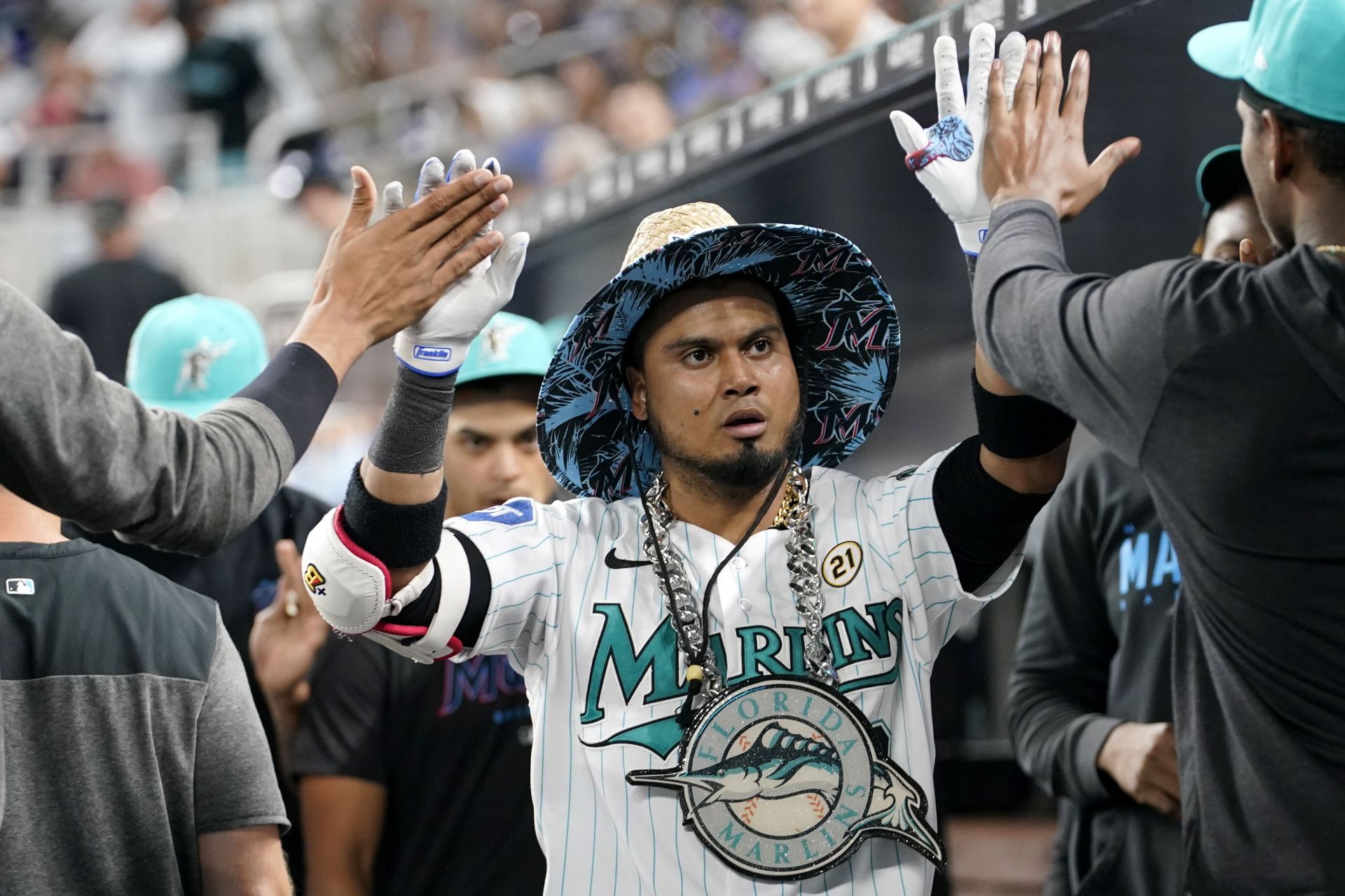 Miami Marlins second baseman Luis Arraez, left, kisses his wife