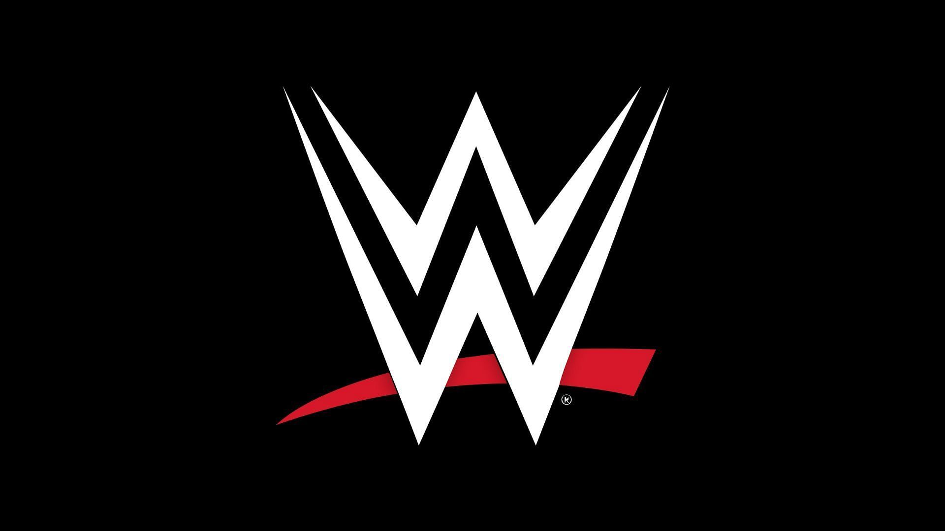 Which current WWE star is working through injury?