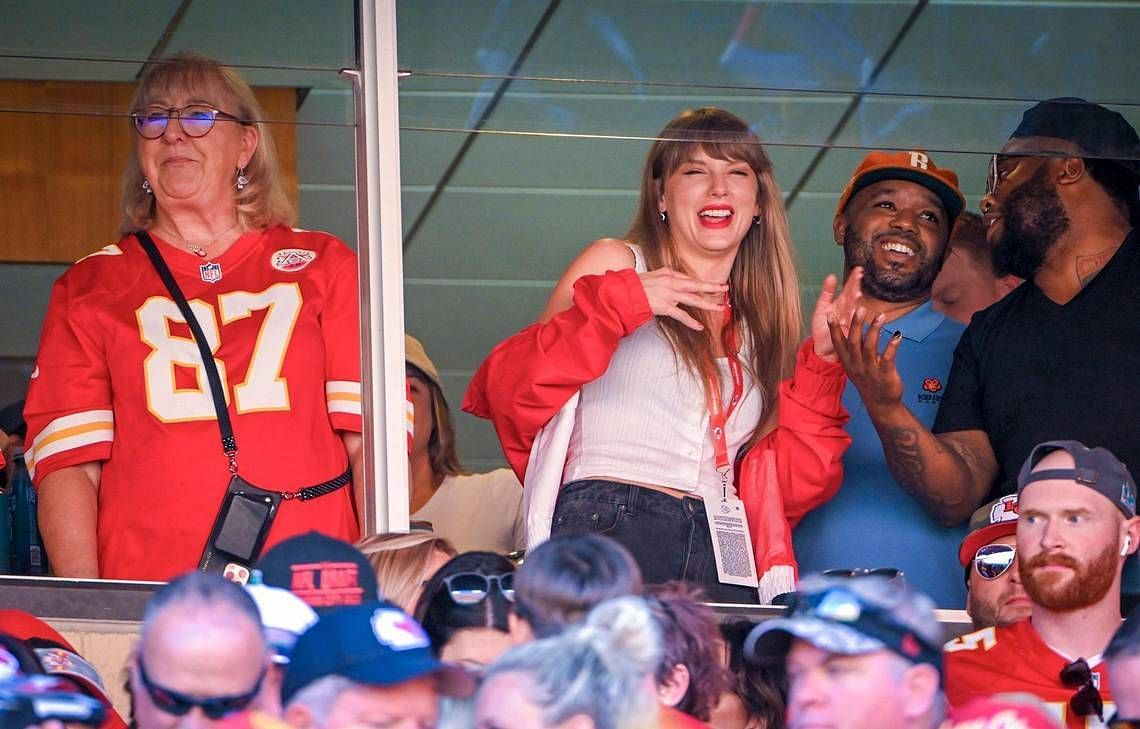 Taylor Swift (right) with Donna Kelce