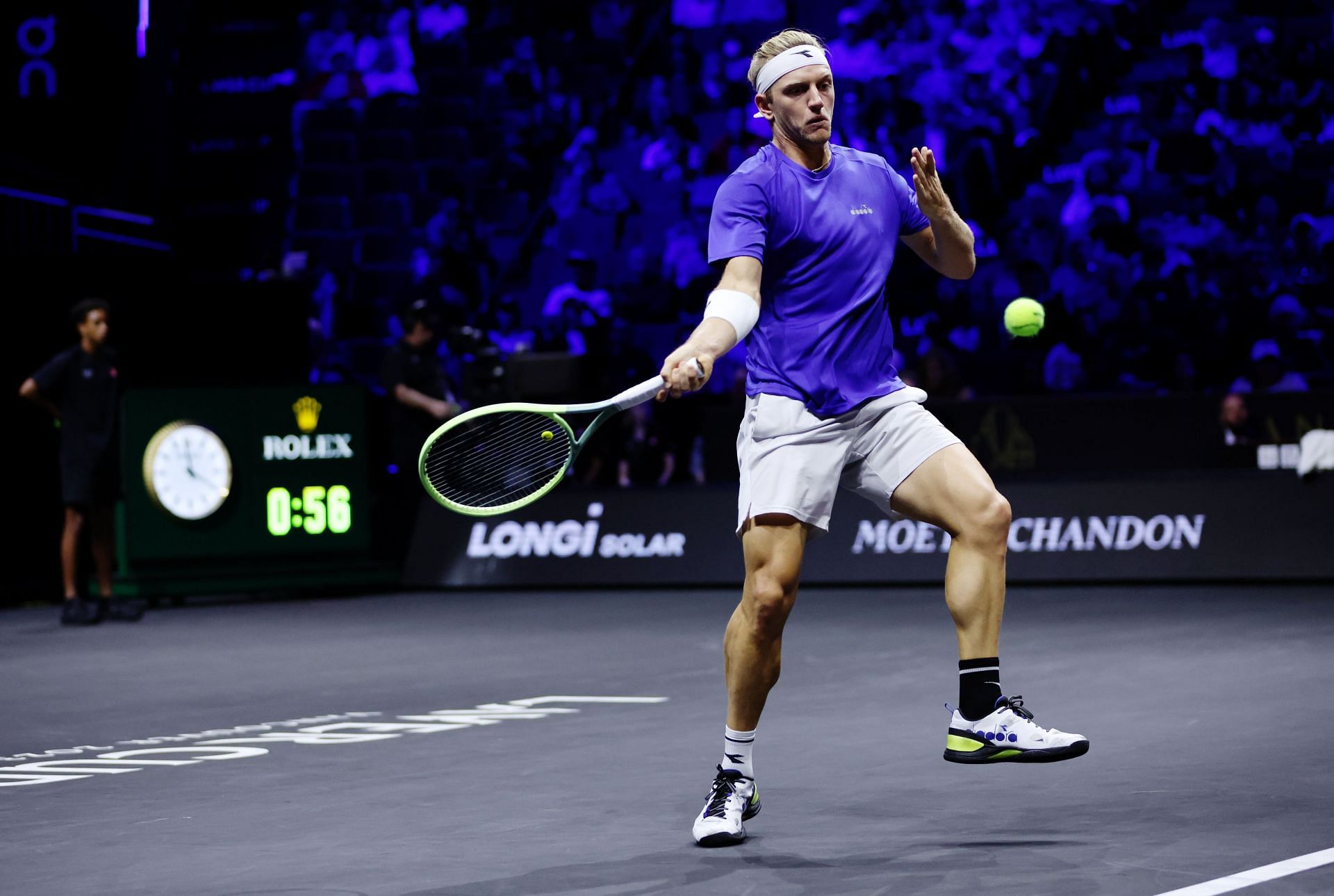 Alejandro Davidovich Fokina in action at the 2023 Laver Cup.