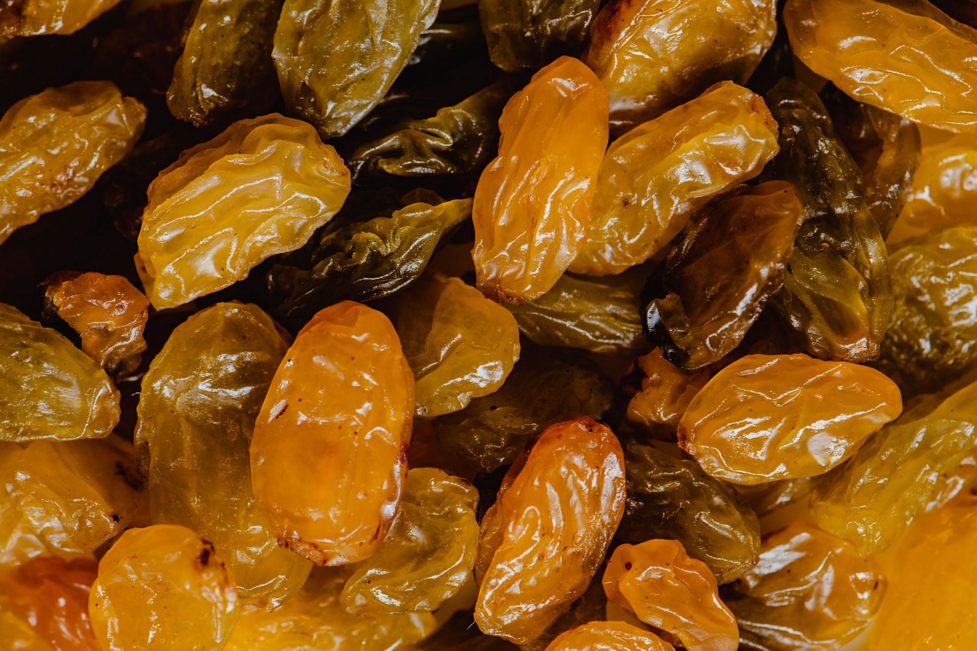 Surprising health benefits of golden raisins (Image via Pexels / Eva Bronzini)