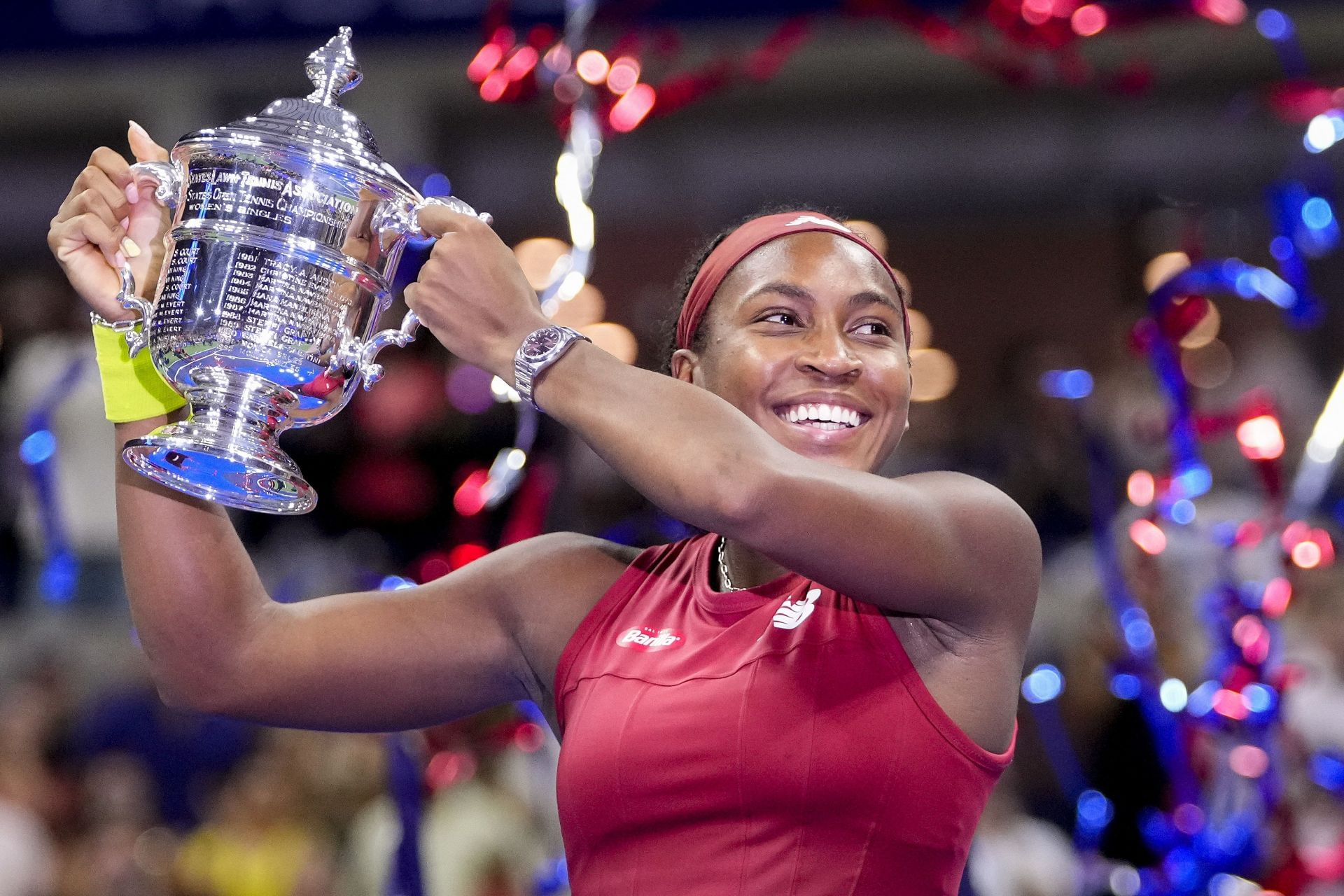 Coco Gauff lifts the US Open women&#039;s trophy.