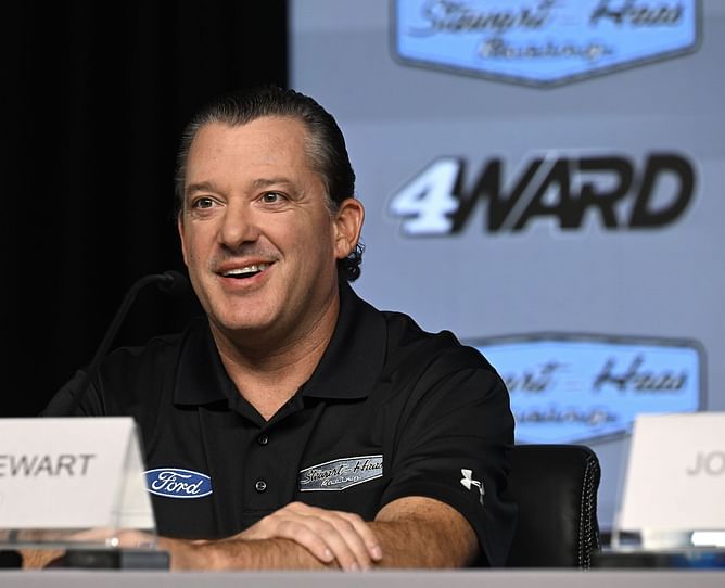 Tony Stewart explains to Haas F1 boss Guenther Steiner about how the NASCAR playoff point system works