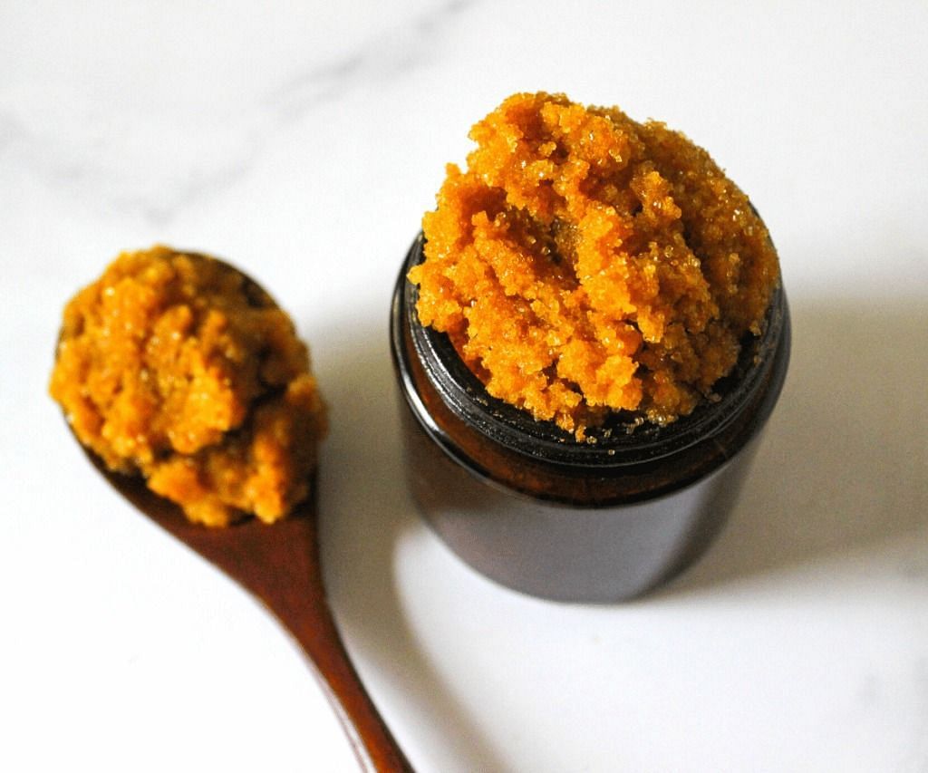 Turmeric body scrub (Image via Getty Images)