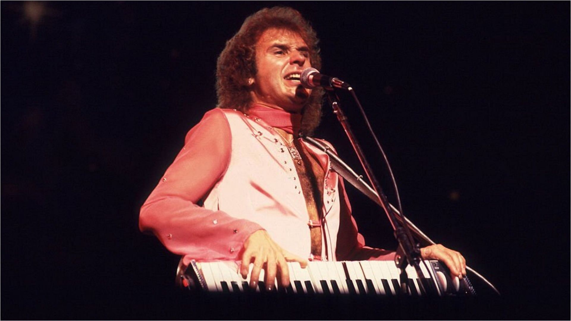 Gary Wright has earned a lot from his successful career as a singer (Image via Paul Natkin/Getty Images)
