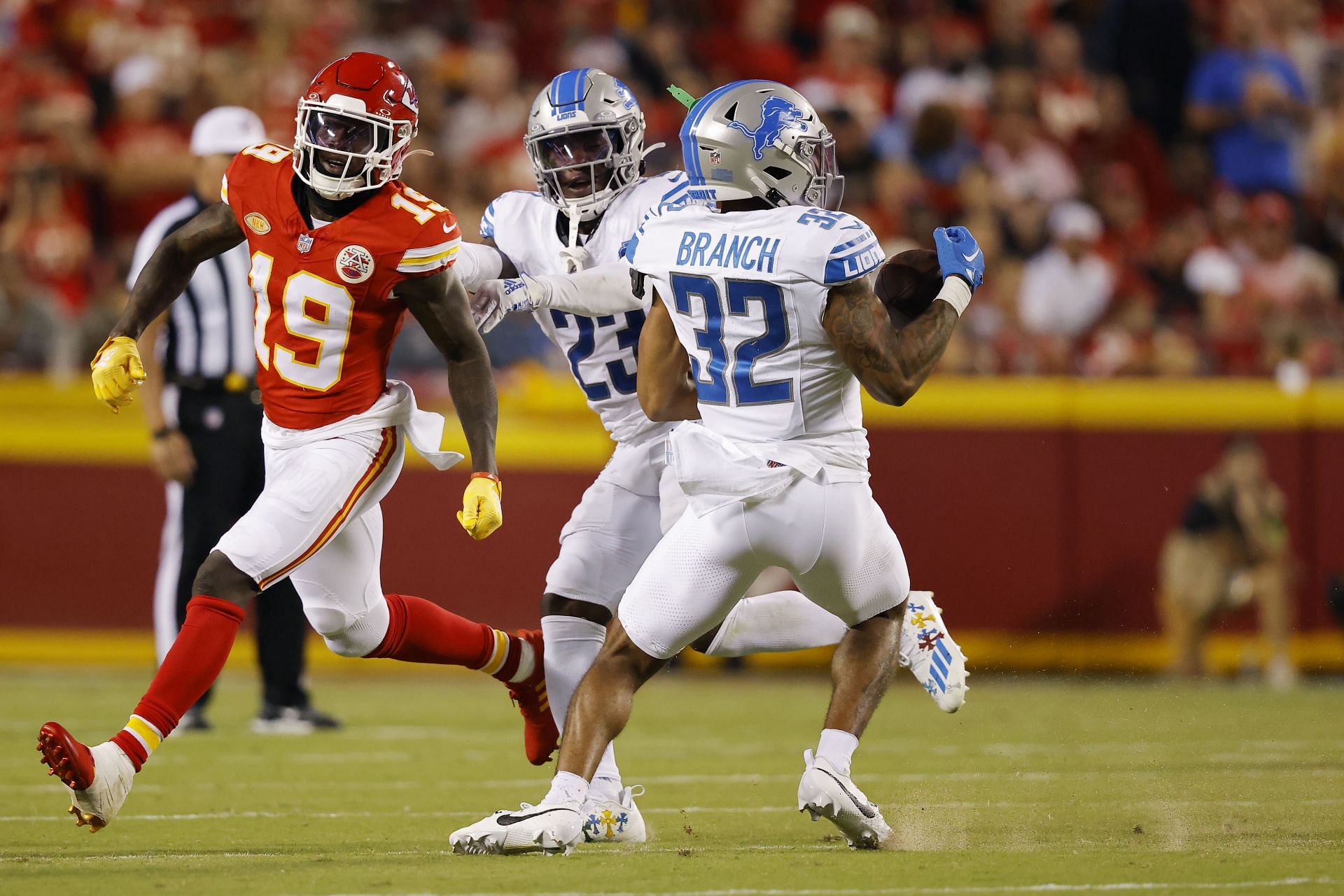 Kansas City Chiefs tight end Tony Gonzalez catches a pass in the end zone  during the fourth-quarter against the Indianapolis Colts Sunday, October  31, 2004 in Kansas City, Missouri. (UPI Photo/Todd Feeback