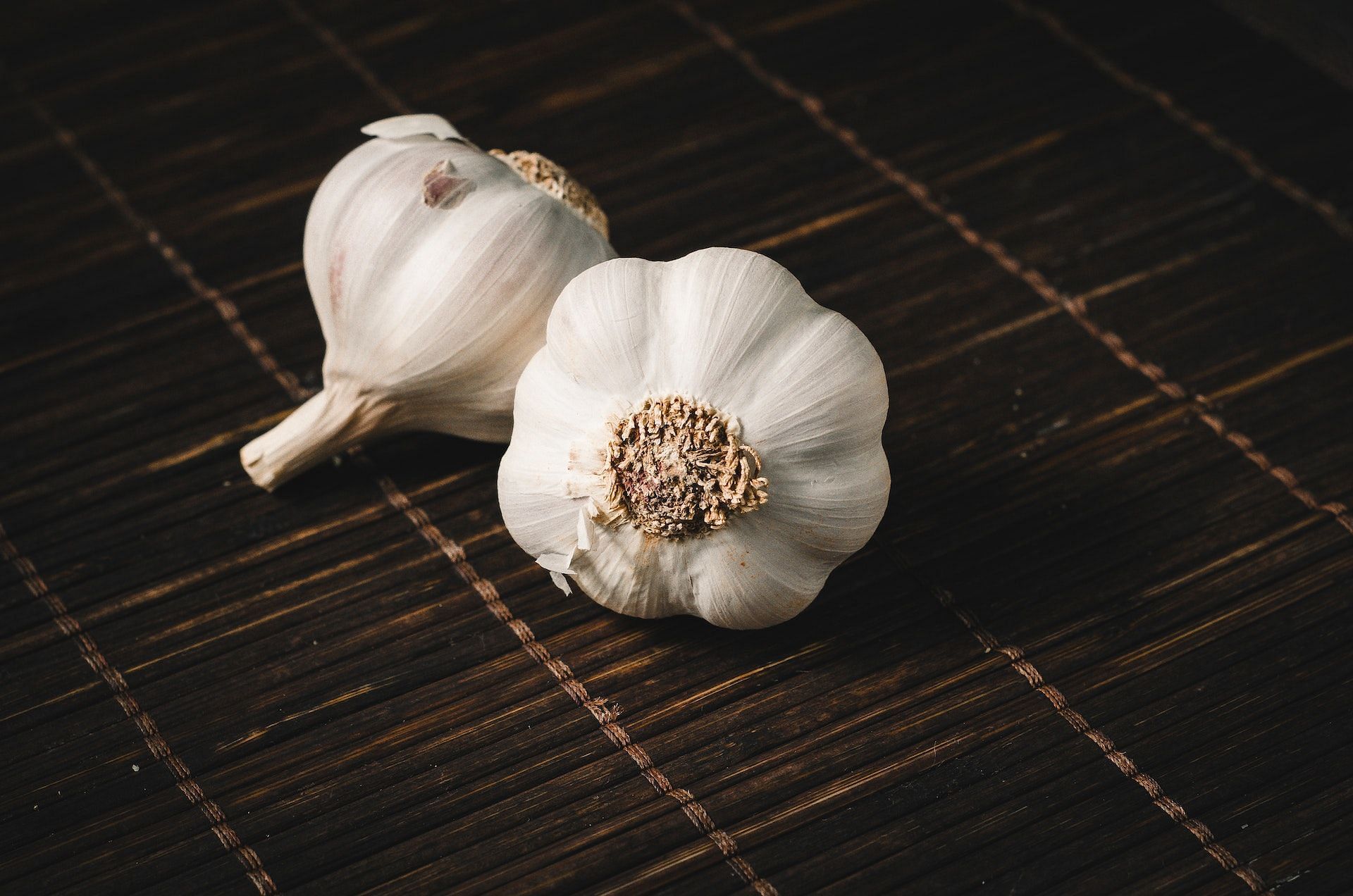 Garlic contains vitamin B1. (Photo via Pexels/Isabella Mendes)