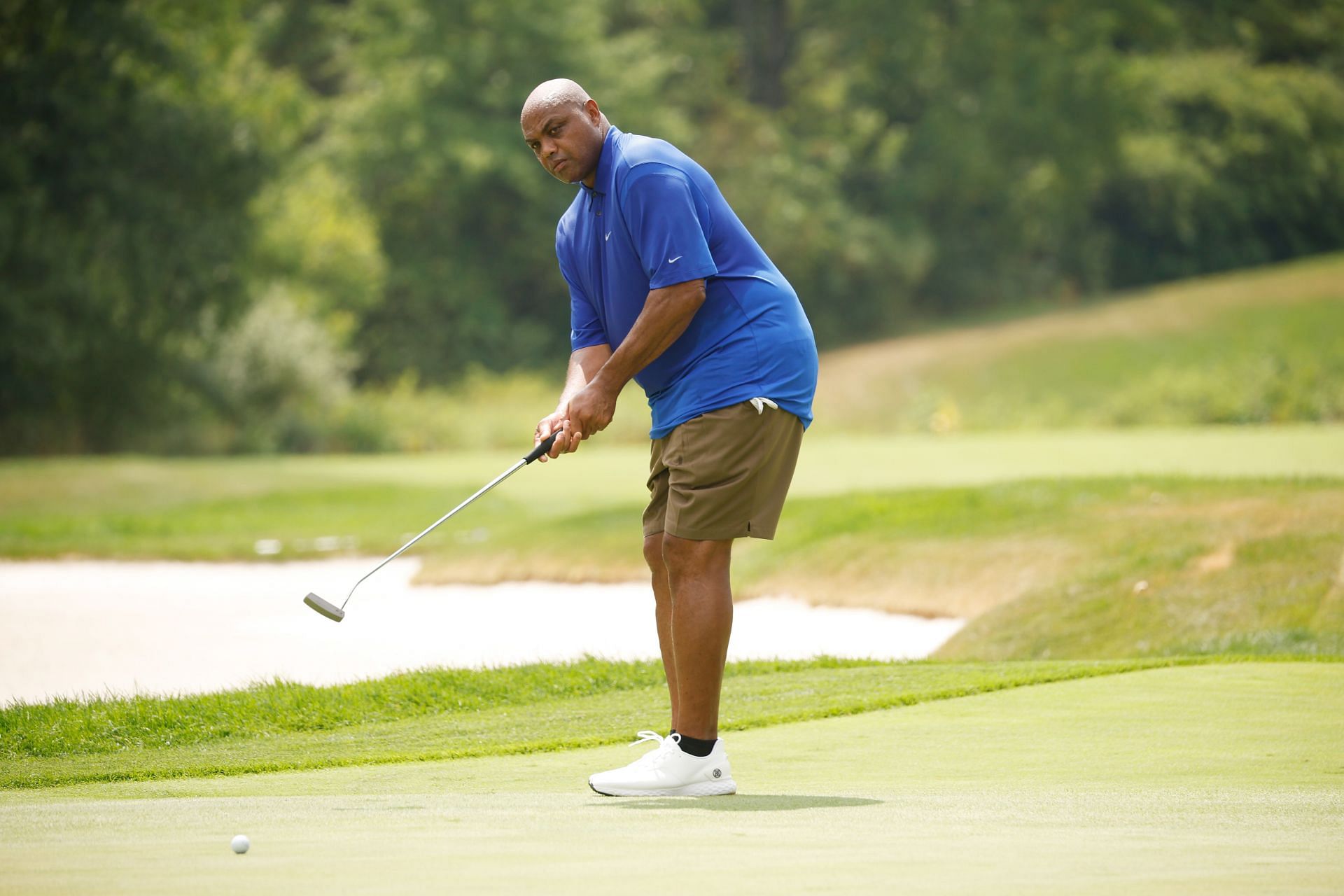 Charles Barkley works hard at golf