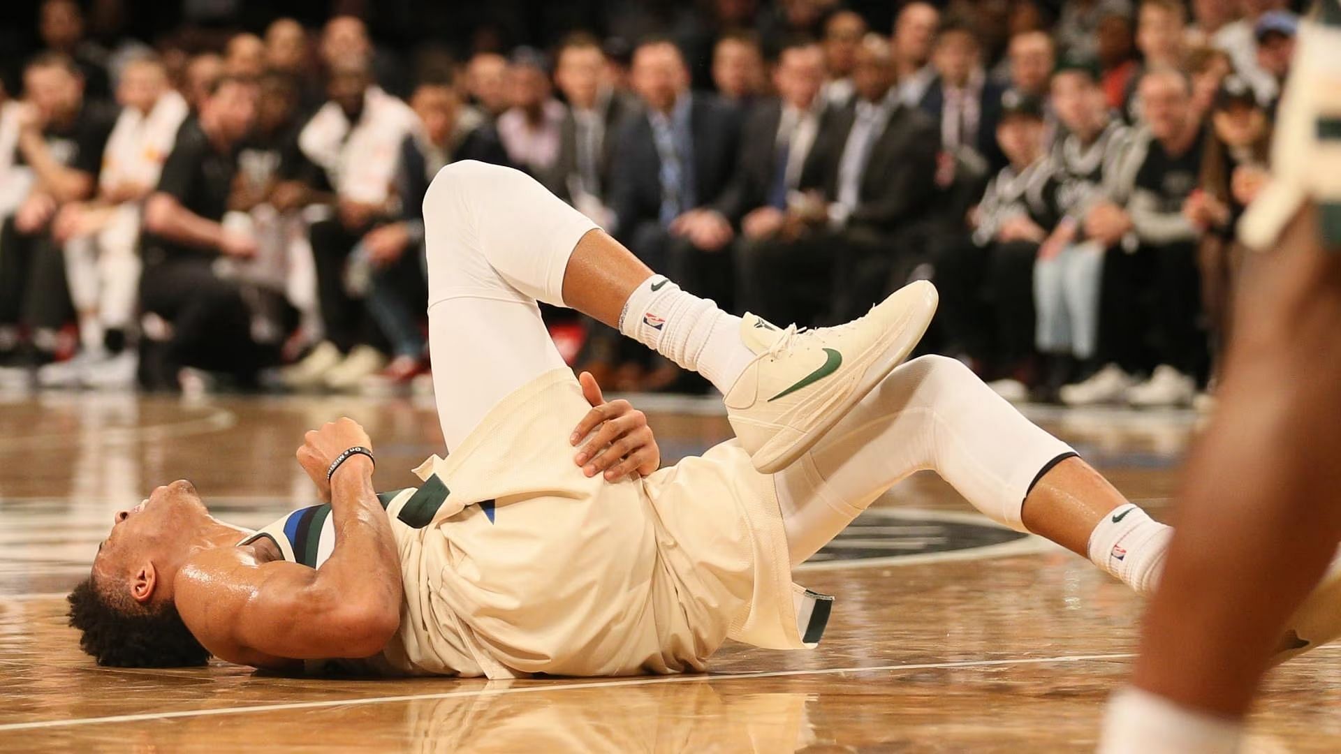 Giannis Antetokounmpo knee injury