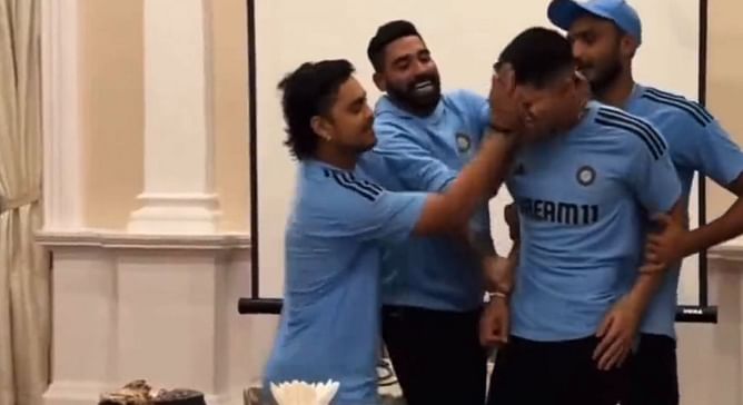 [Watch] “Aankh Dikhata hai” – Ishan Kishan recreates Gangaajal movie scene with Shubman Gill