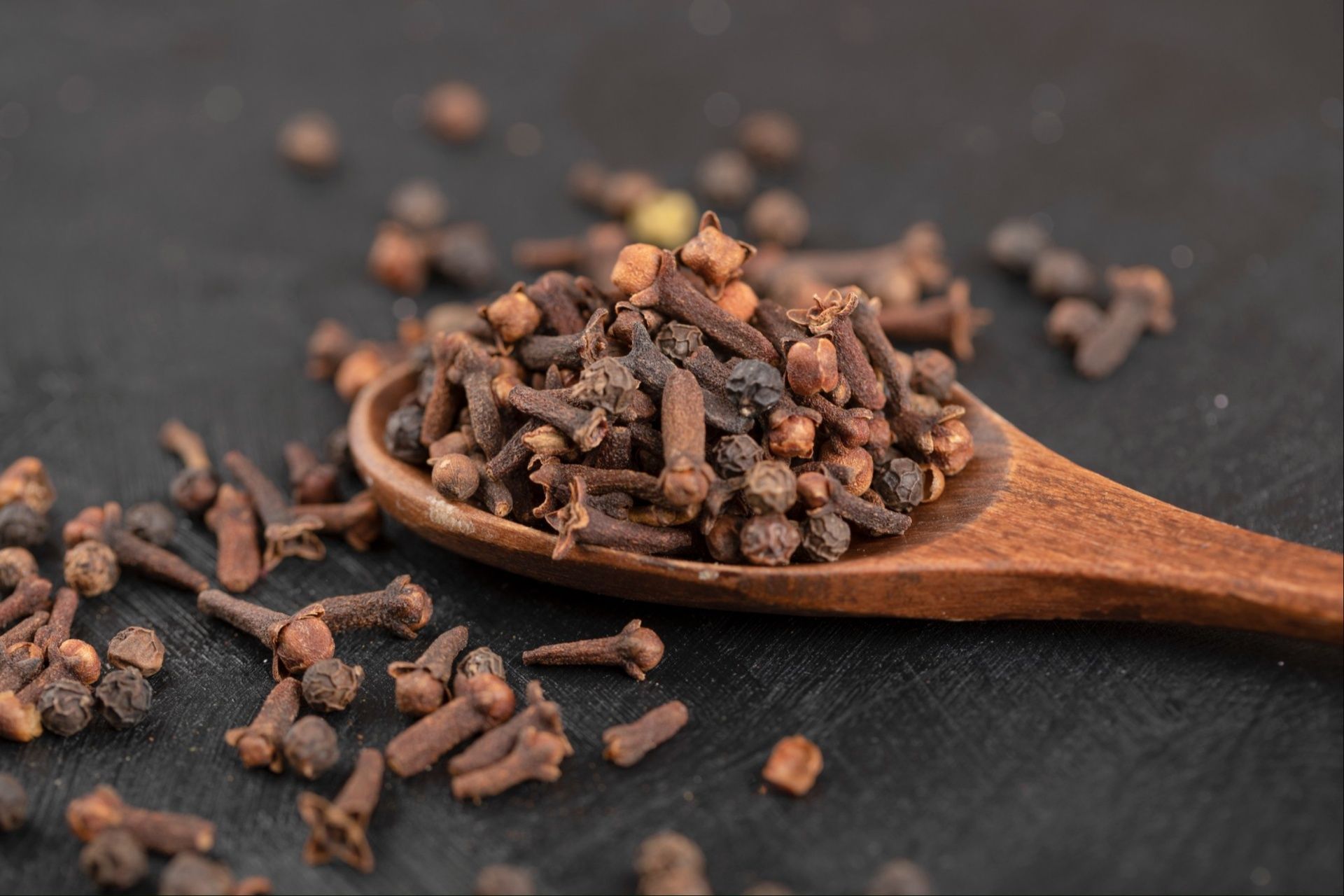 Use clove oil. (Image via Freepik/azerbaijan_stockers)