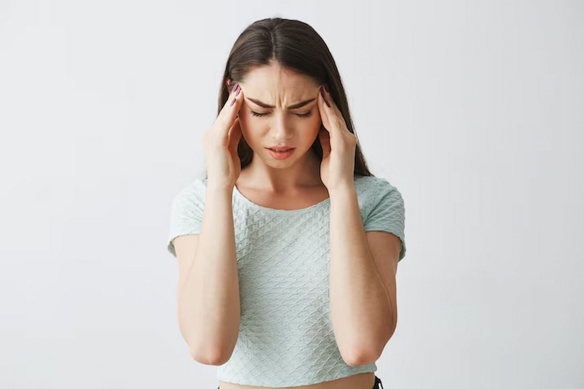 There are several reasons as to why you might get allergy headaches (Image via freepik)