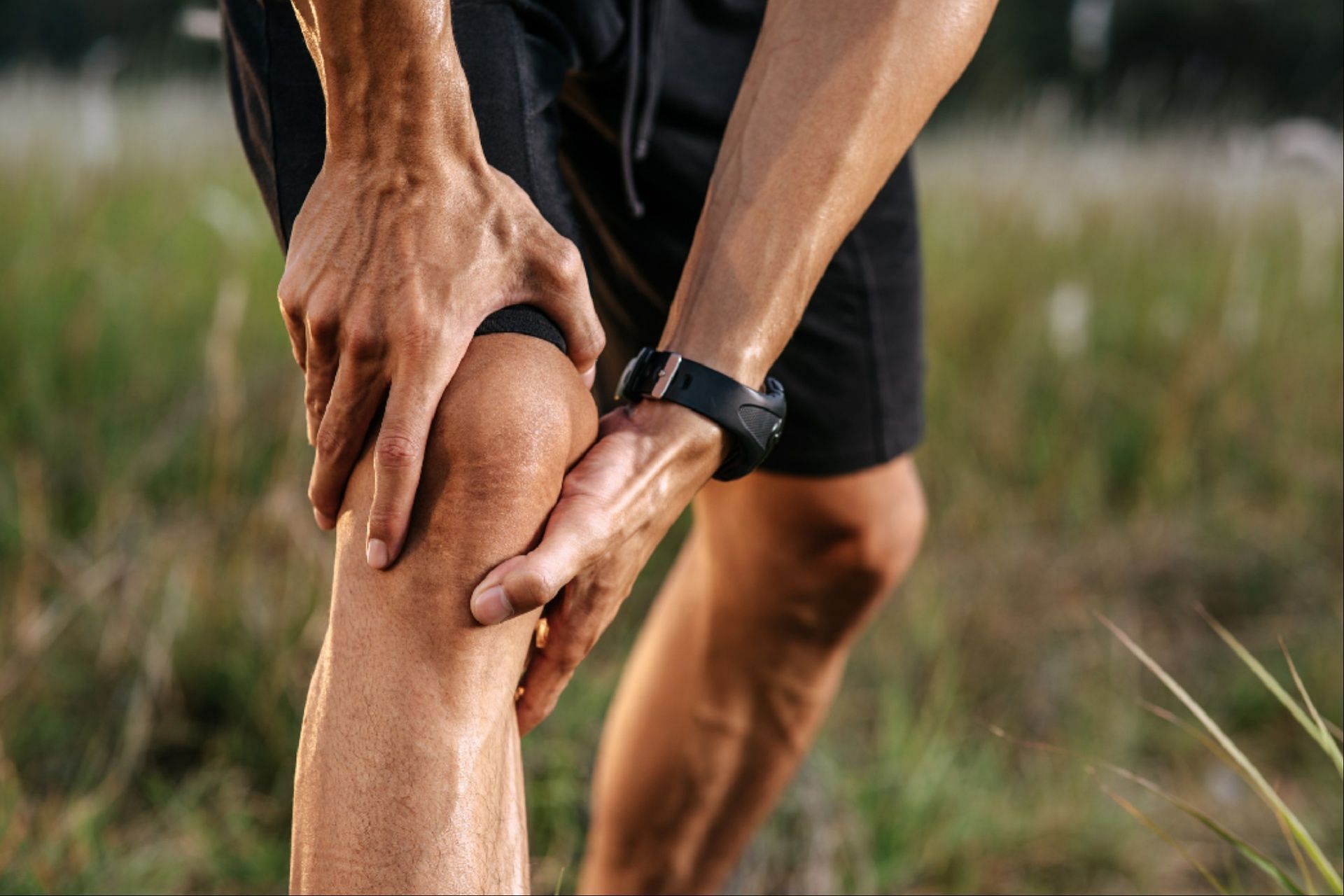 7 best stretches for bad knees. (Image via Freepik/jcomp)