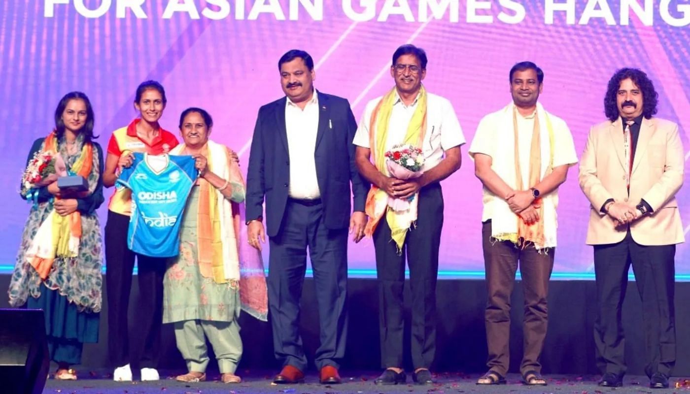 Sonika receiving jersey from her mother (Image via Hockey India)