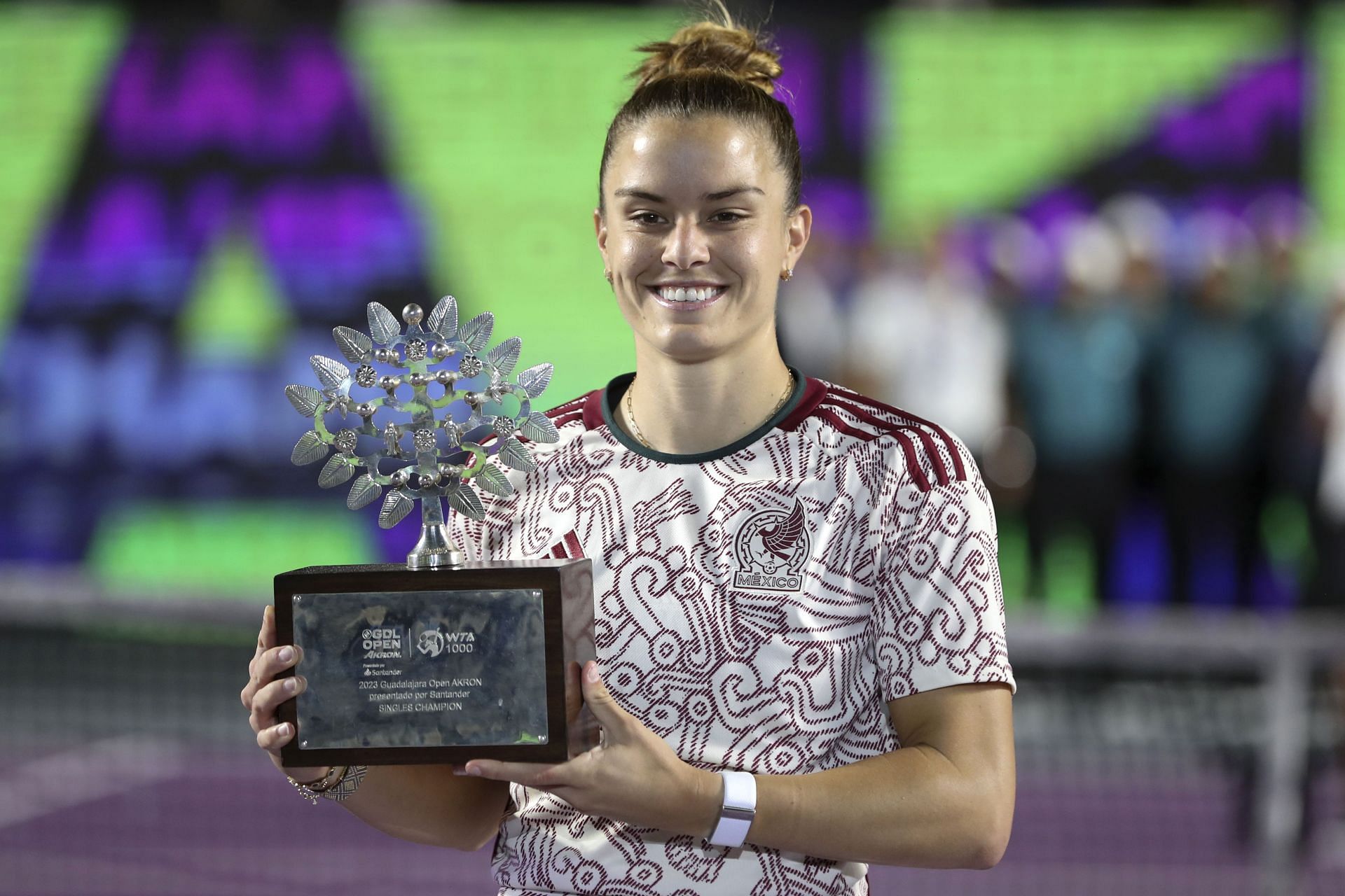 Maria Sakkari with the Guadalajara Open trophy