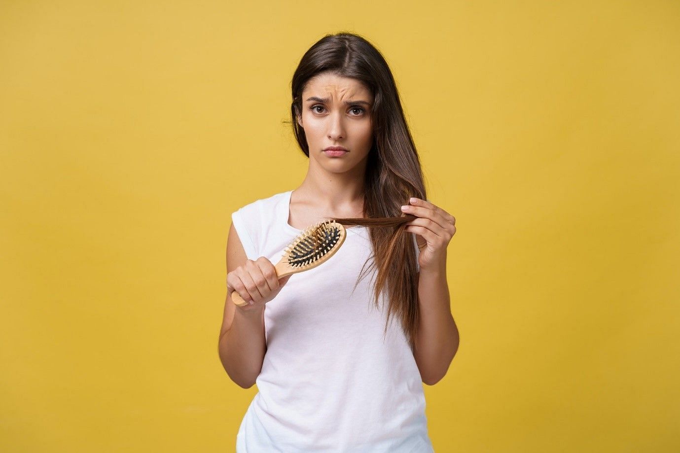 Using a wooden wide-teethed comb ensures lesser breakage. (Image by Benzoix on Freepik)