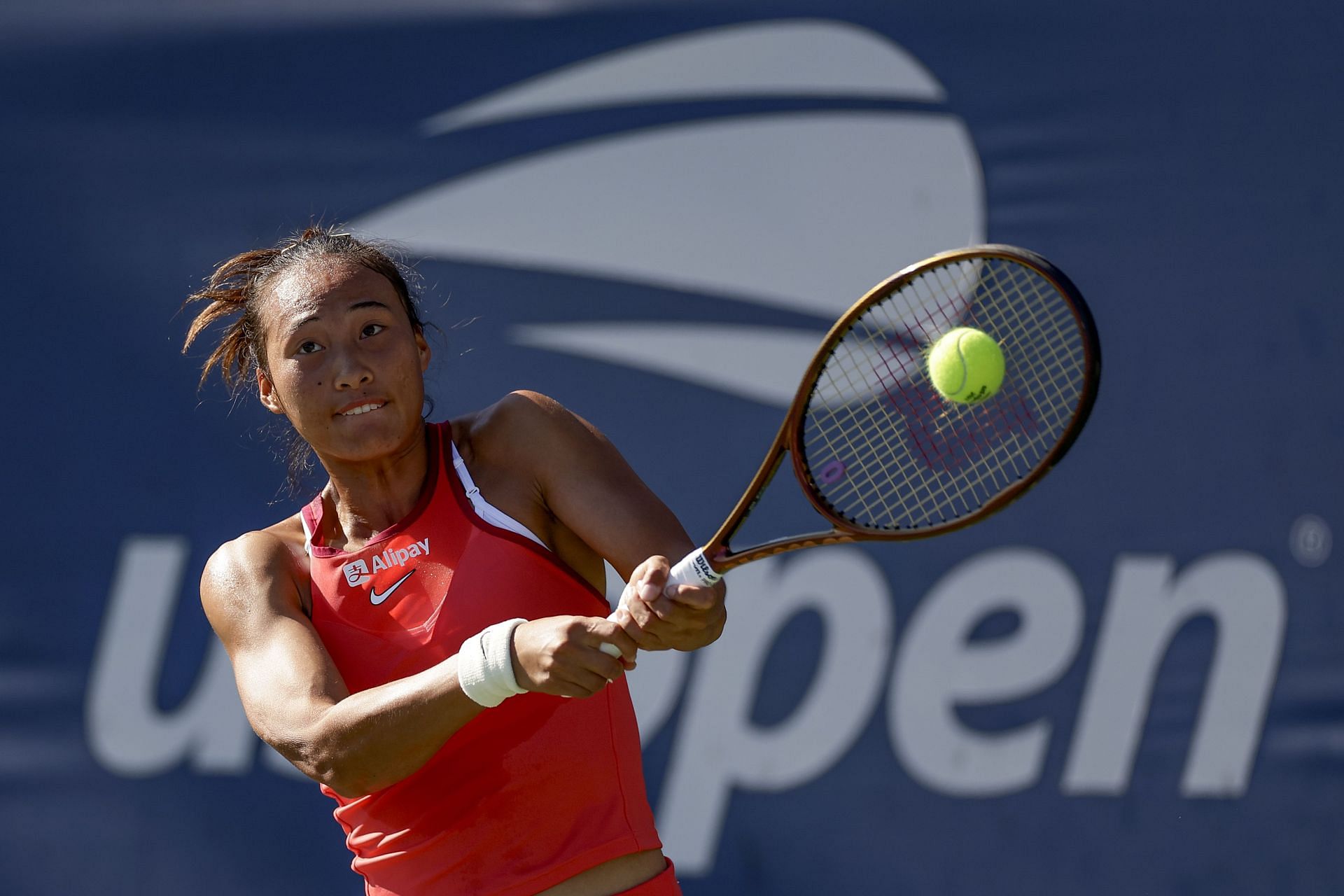 Qinwen Zheng in action at the 2023 US Open.