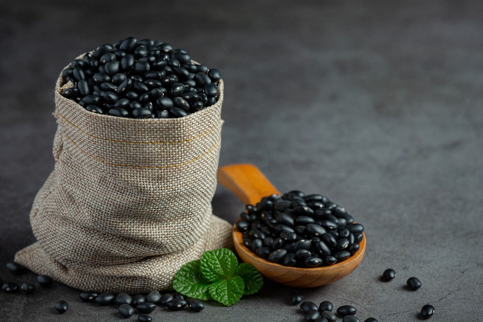 Black beans contain antioxidants. (Photo via Freepik/jcomp)