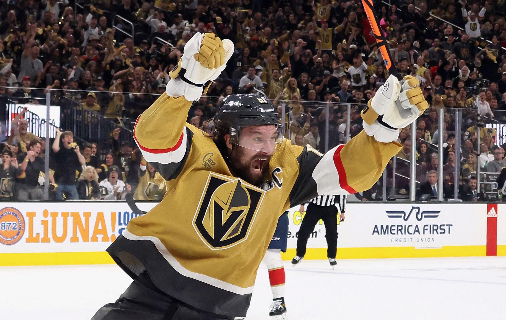 In Photos: Golden Knights captain Mark Stone makes children's hospital  visit with Stanley Cup