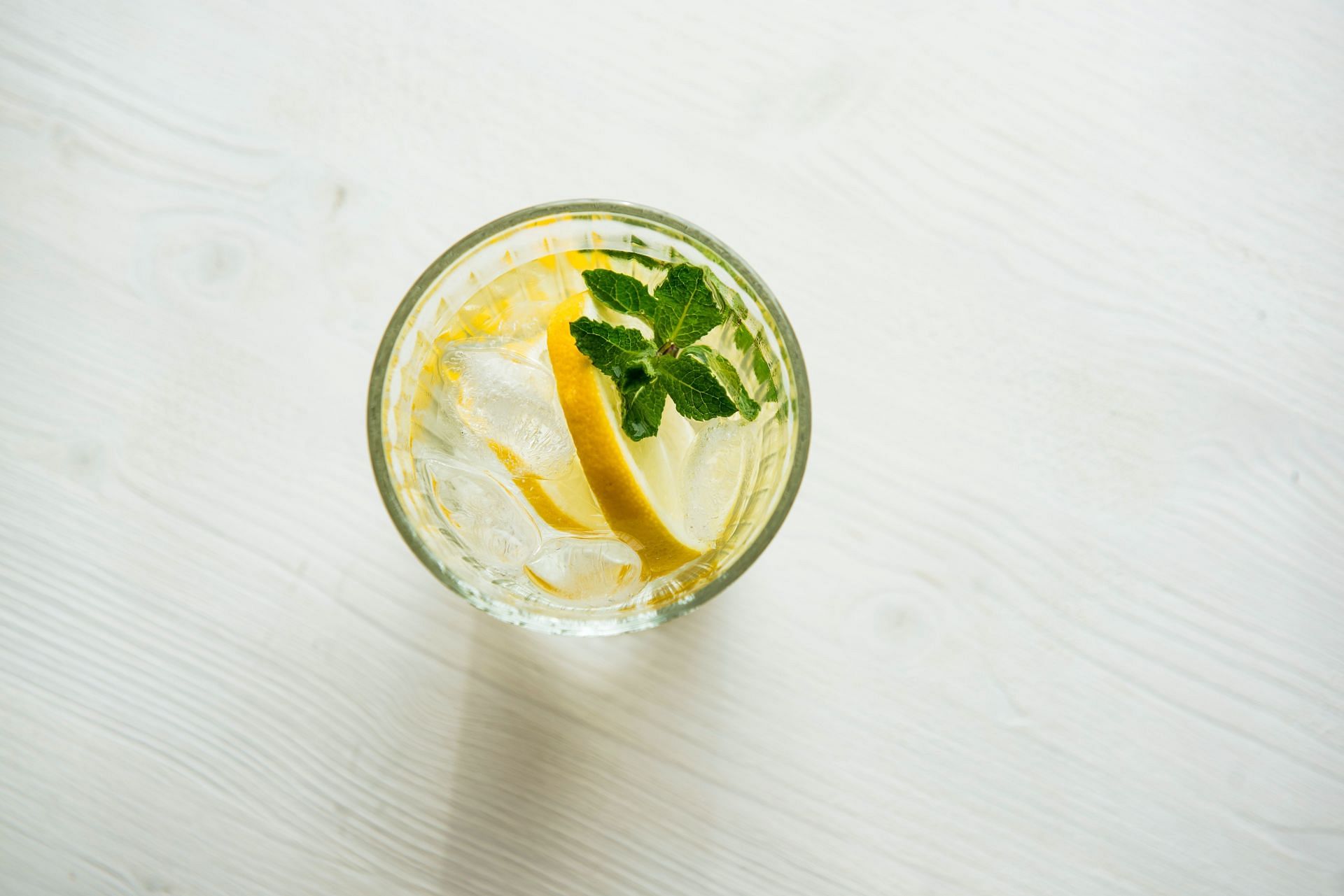 Lemon water is easy to prepare. (Image via Unsplash/ Joanna Kosinska)