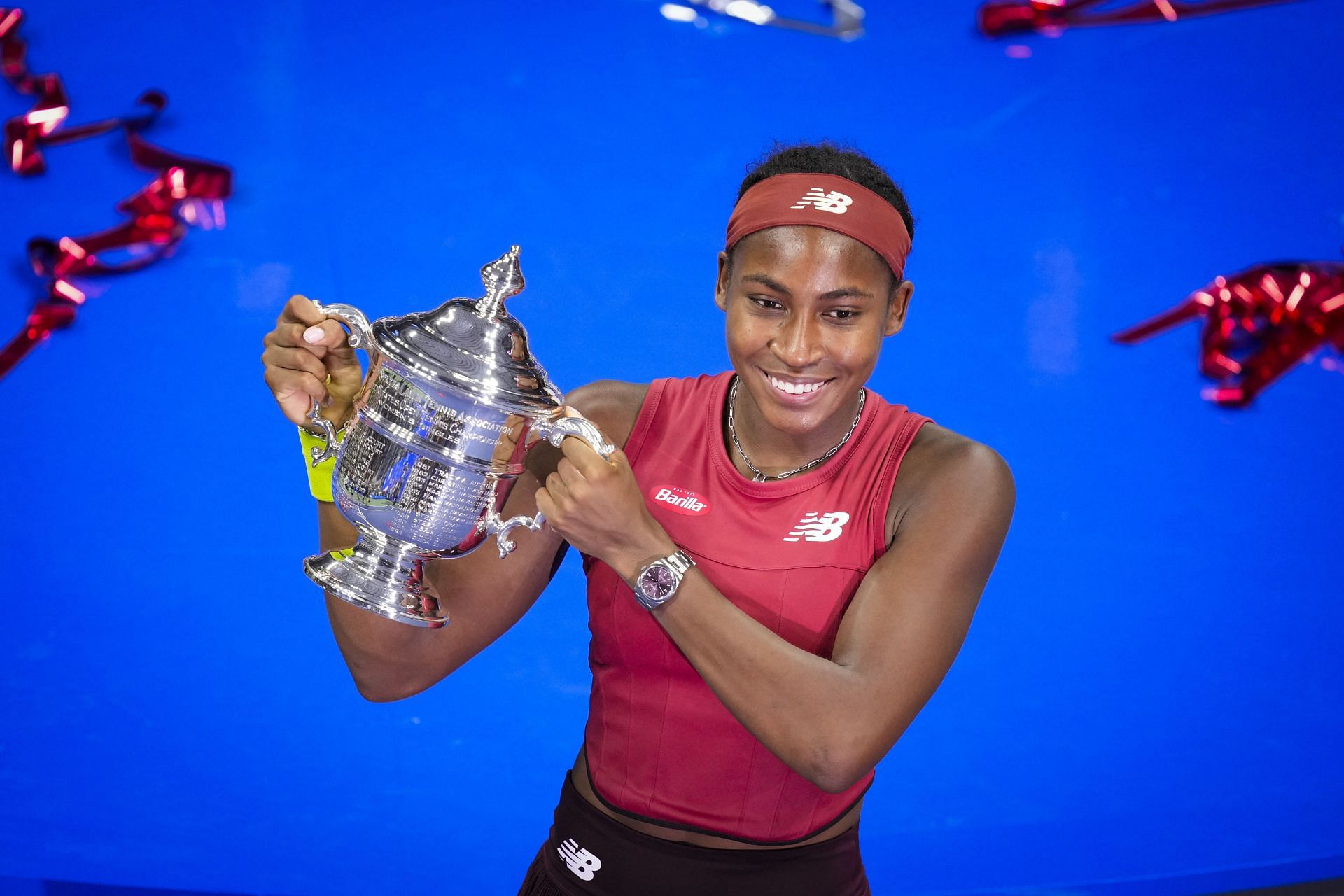 Coco Gauff pictured with the 2023 US Open trophy