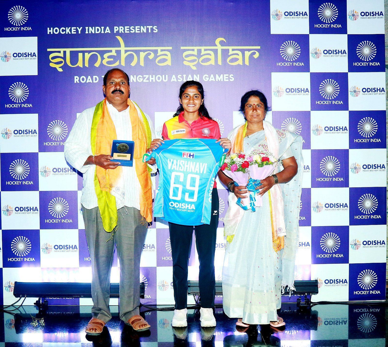 Vaishnavi Phalke alongside her parents being felicitated by Hockey India