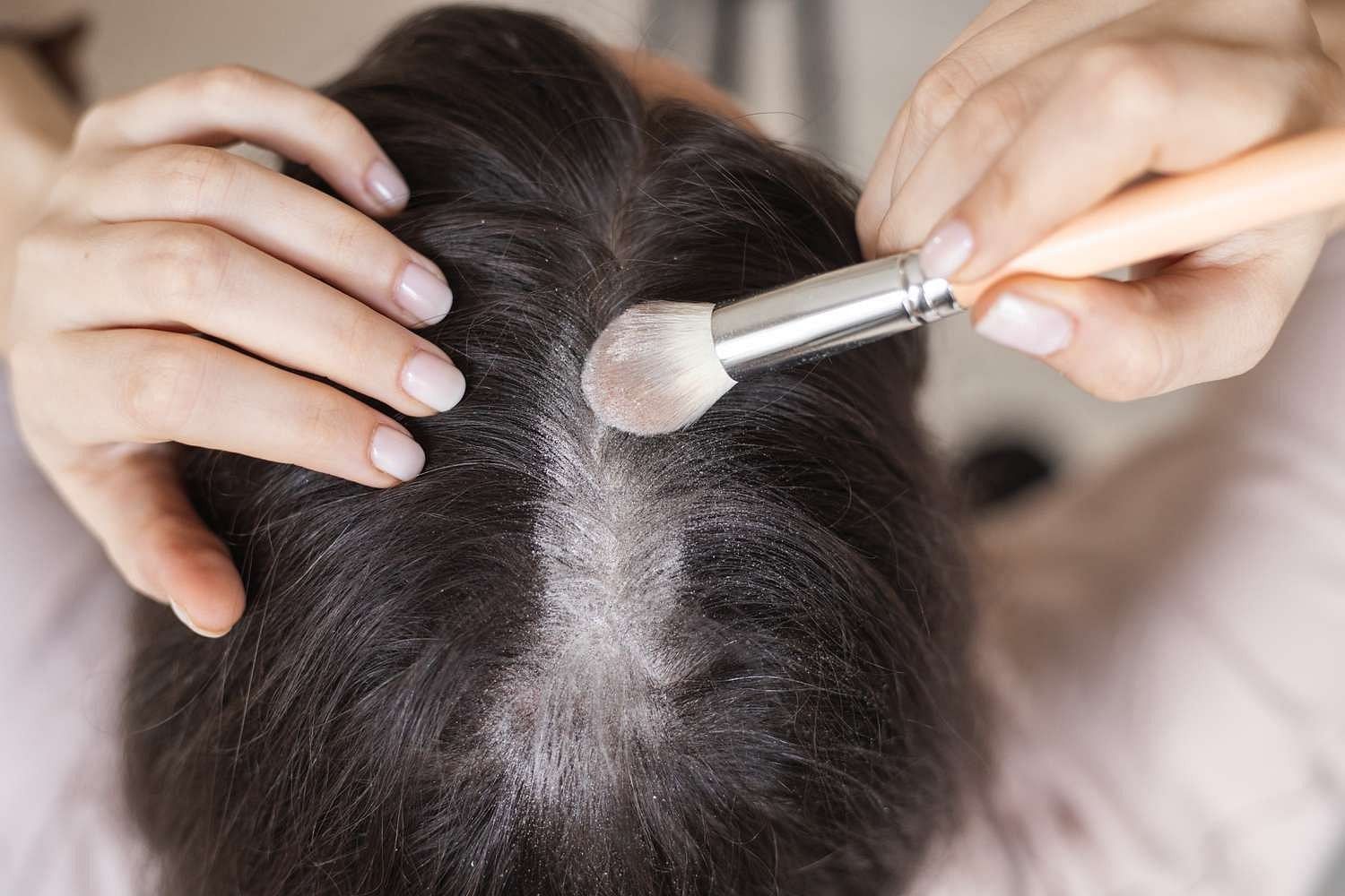 Dry shampoo (Image via Getty Images)