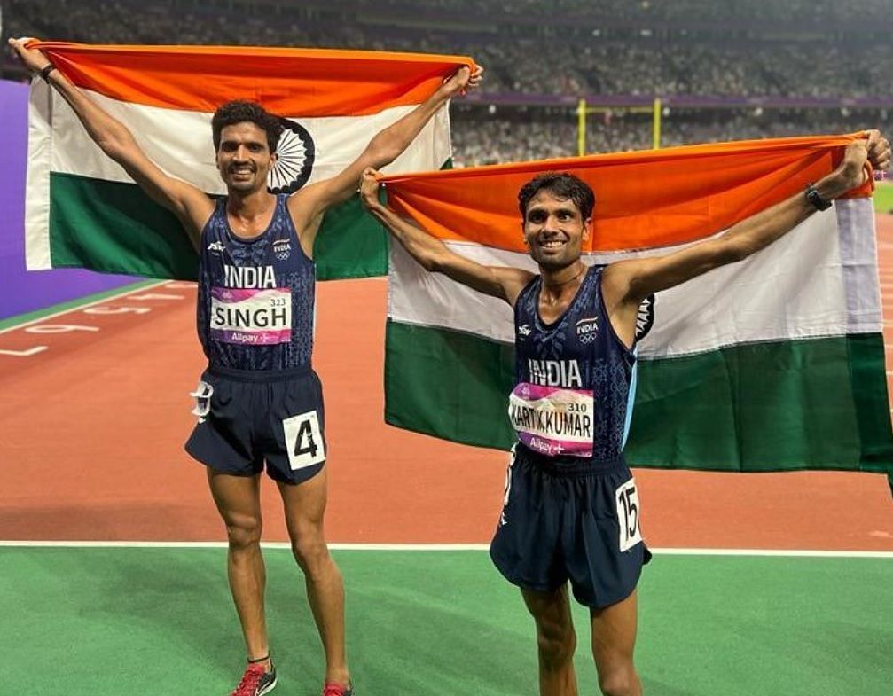 10 हजार मीटर दौड़ में पदक जीतने के बाद भारत के कार्तिक और गुलवीर।