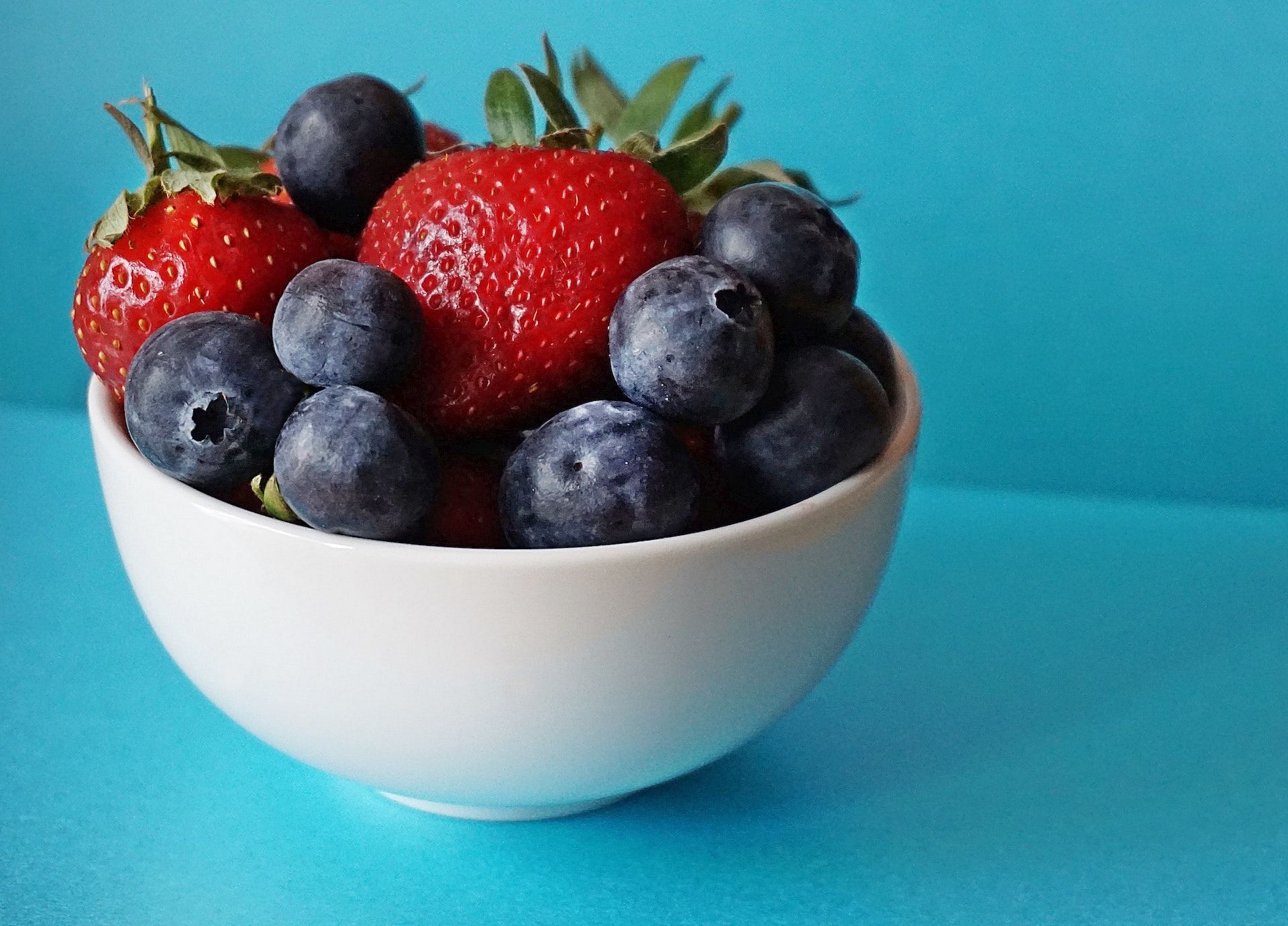 Berries are a good source of antioxidants. (Photo via Pexels/Suzy Hazelwood)