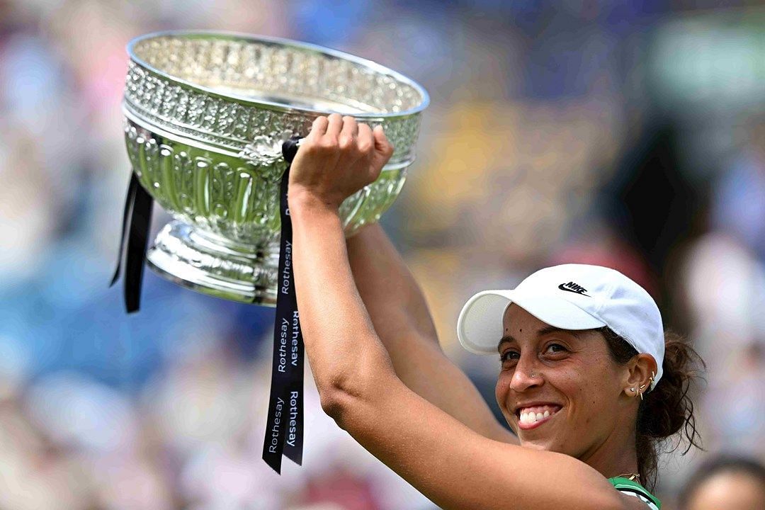 Madison Keys poses with the 2023 Rothesay International trophy