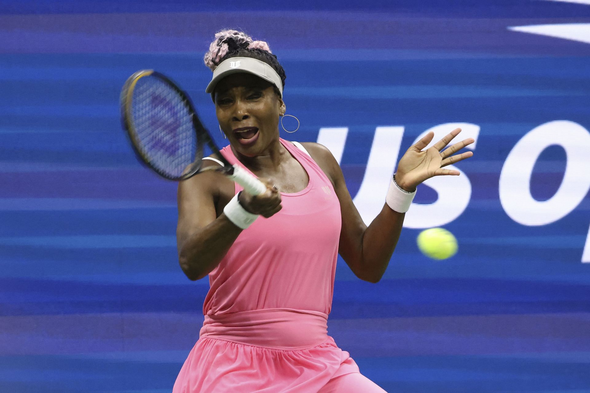 Venus Williams teaches K-Pop star Jeon Somi racket skills, dances with ...