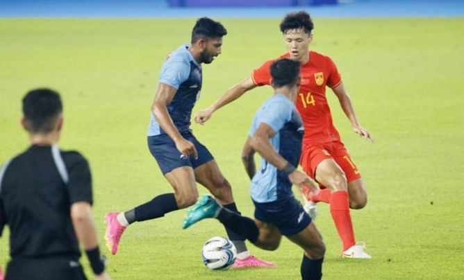 Asian Games : 'थकान' की वजह से भारतीय फुटबॉल टीम को मिली पहले मैच में हार, वॉलीबॉल में दर्ज की जीत