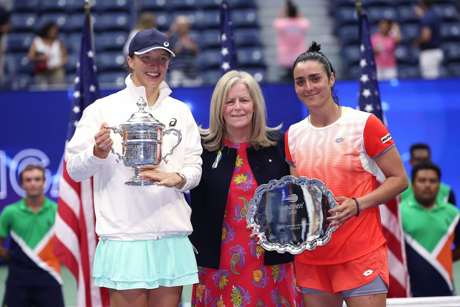 Stacey Allaster (center) with Iga Swiatek (left) and Ons Jabeur: US Open 2022
