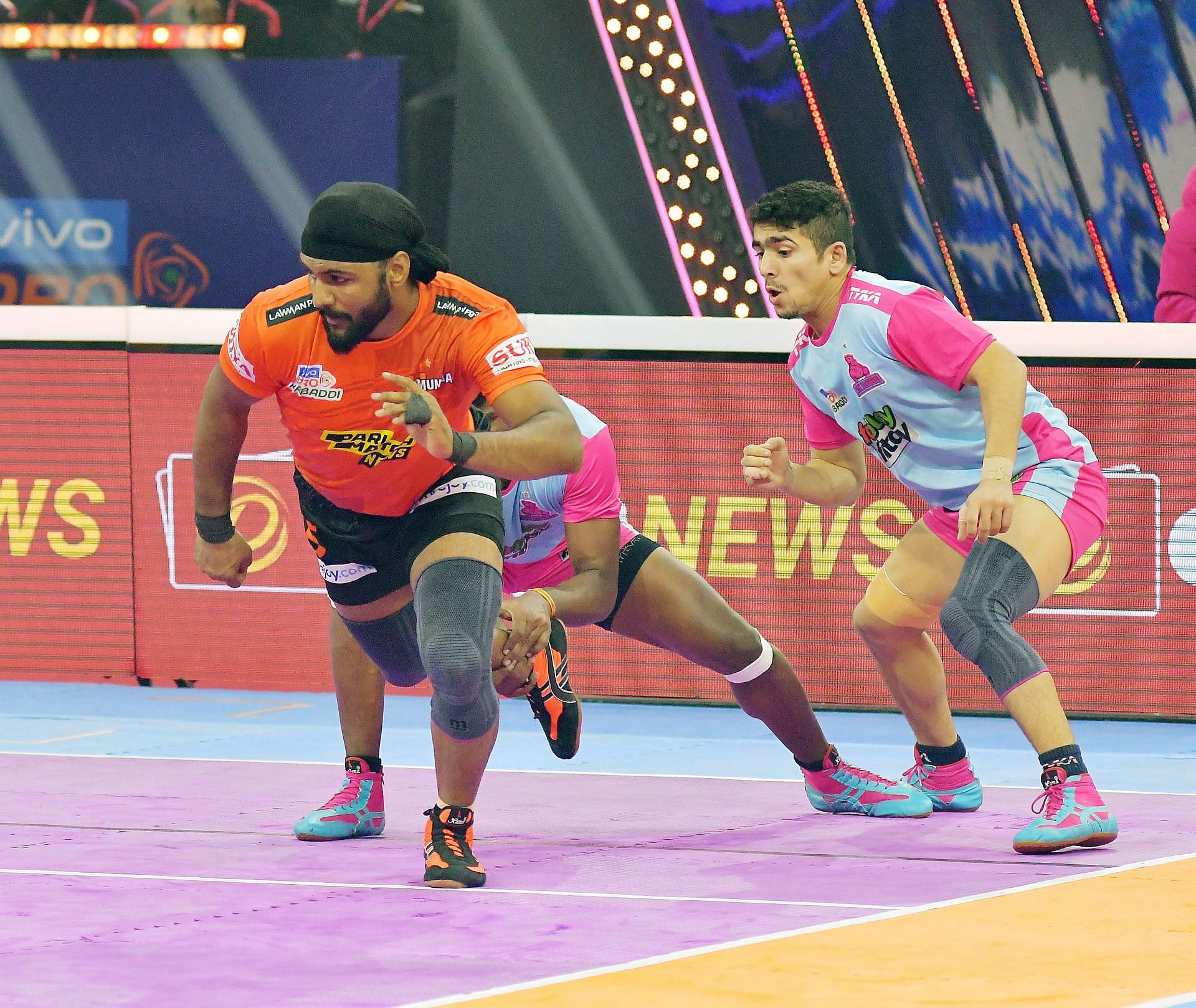 Surinder Singh (left) is seen raiding at Pro Kabaddi 2022. 