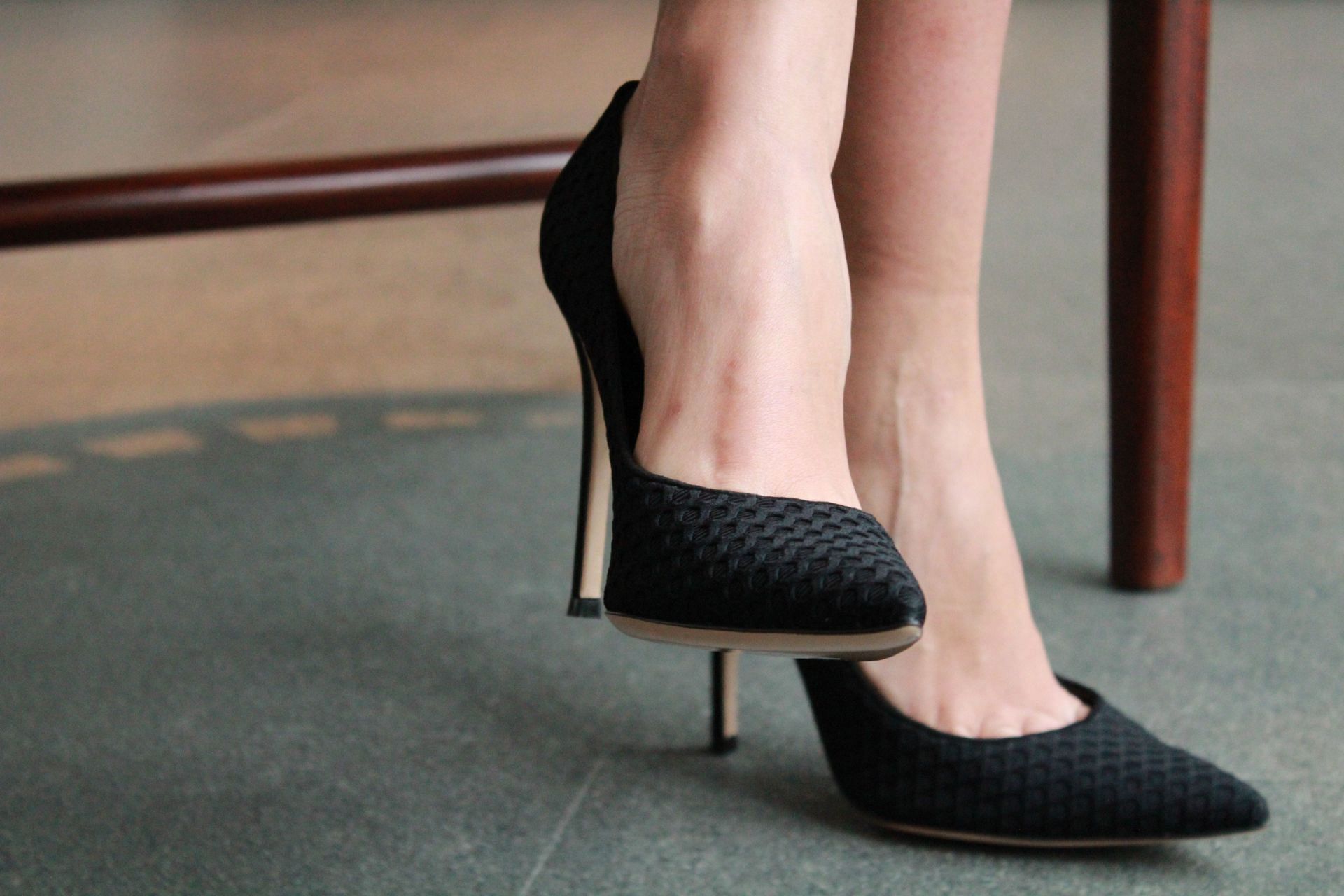 Wearing high heels can also cause sciatic flare-ups. (Image via Unsplash/ Andrea Pepero)
