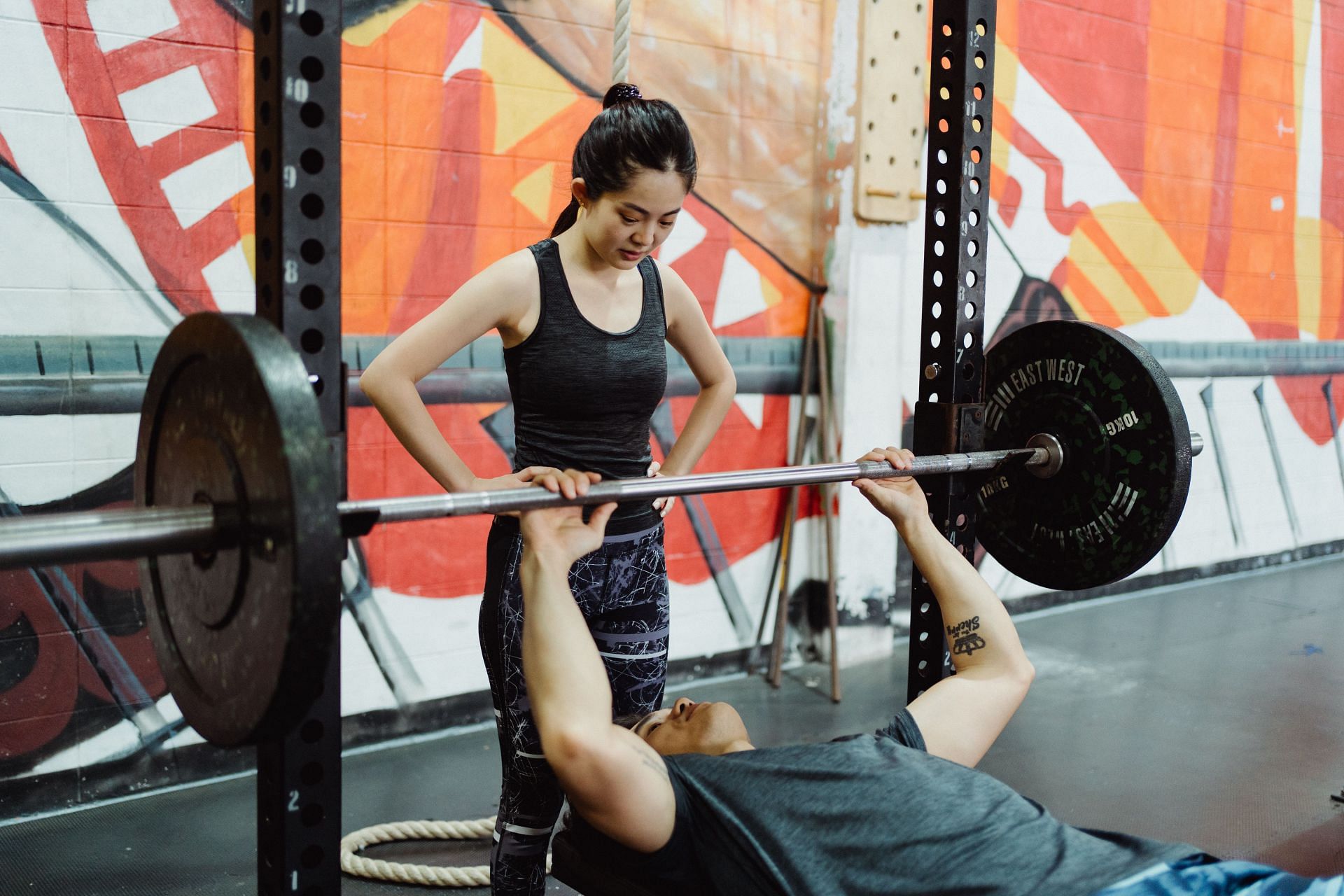 Dumbbell vs. barbell bench press (Image via Pexels/ Ketut Subiyanto)