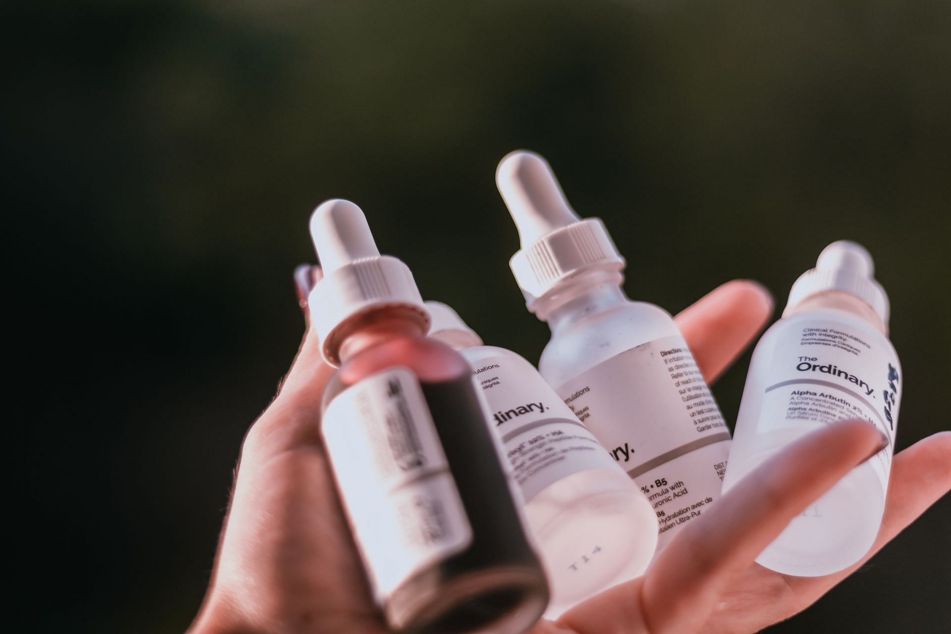 Benefits of using face serum for acne (Image via Unsplash / claudia Manas)