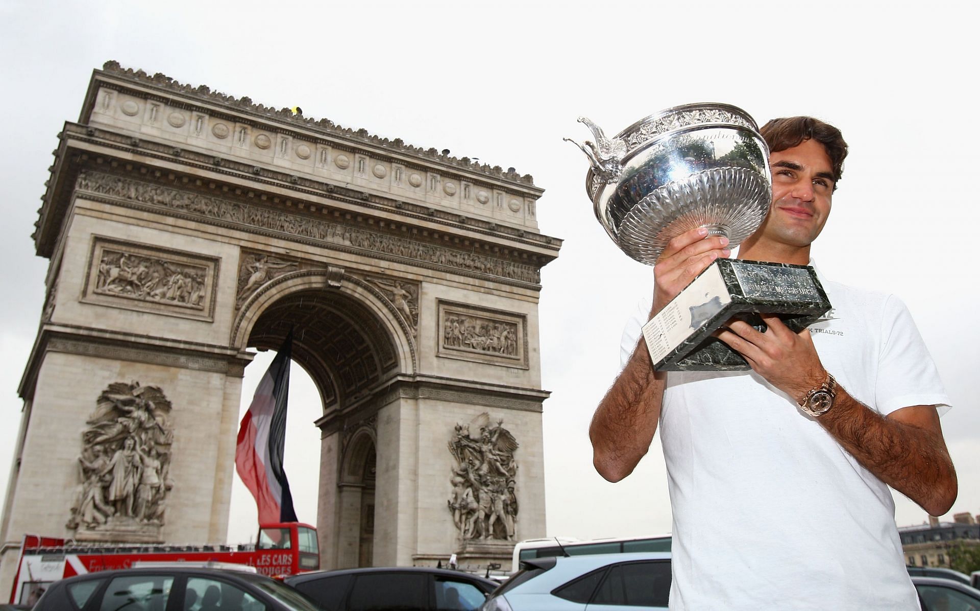 Roger Federer with the 2009 French Open trophy.