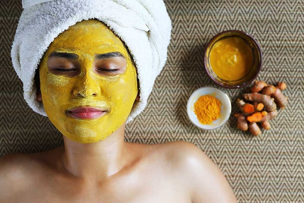 Turmeric body scrub (Image via Getty Images)