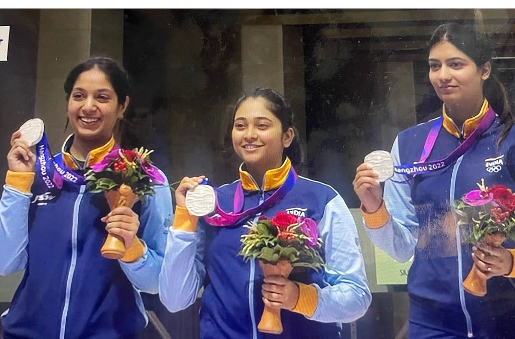 हांगझाओ एशियन गेम्स में भारत के पहले मेडल के साथ महिला 10 मीटर एयर राइफल टीम।