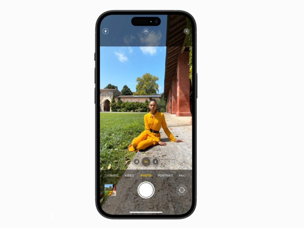 The new base iPhones feature 2x telephoto optical zoom (Image via Apple)