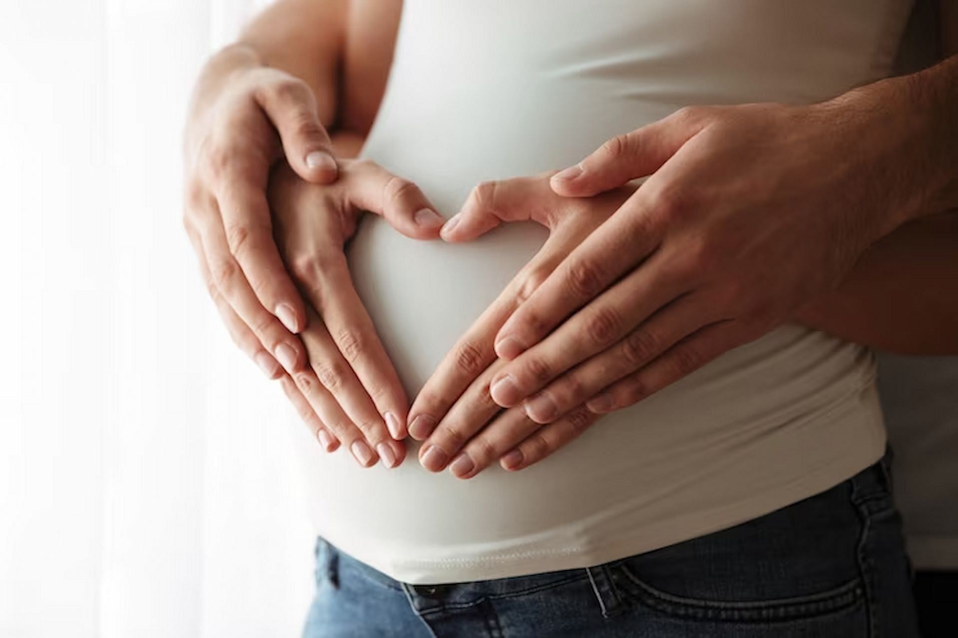 Blue sweat pregnancy is an extremely rare type of pregnancy symptom that women experience due to hormone fluctuations (Image via frepik/drobotdean)