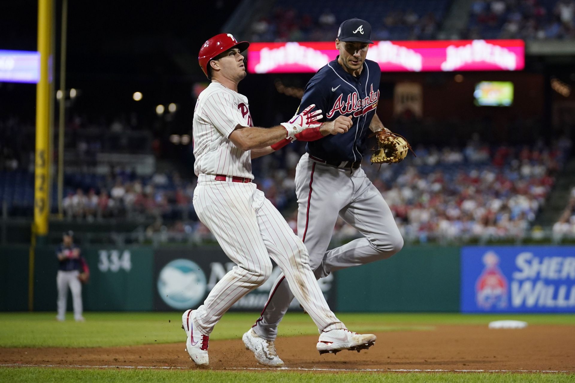 Andruw Jones congratulates Braves slugger Matt Olson on tying his