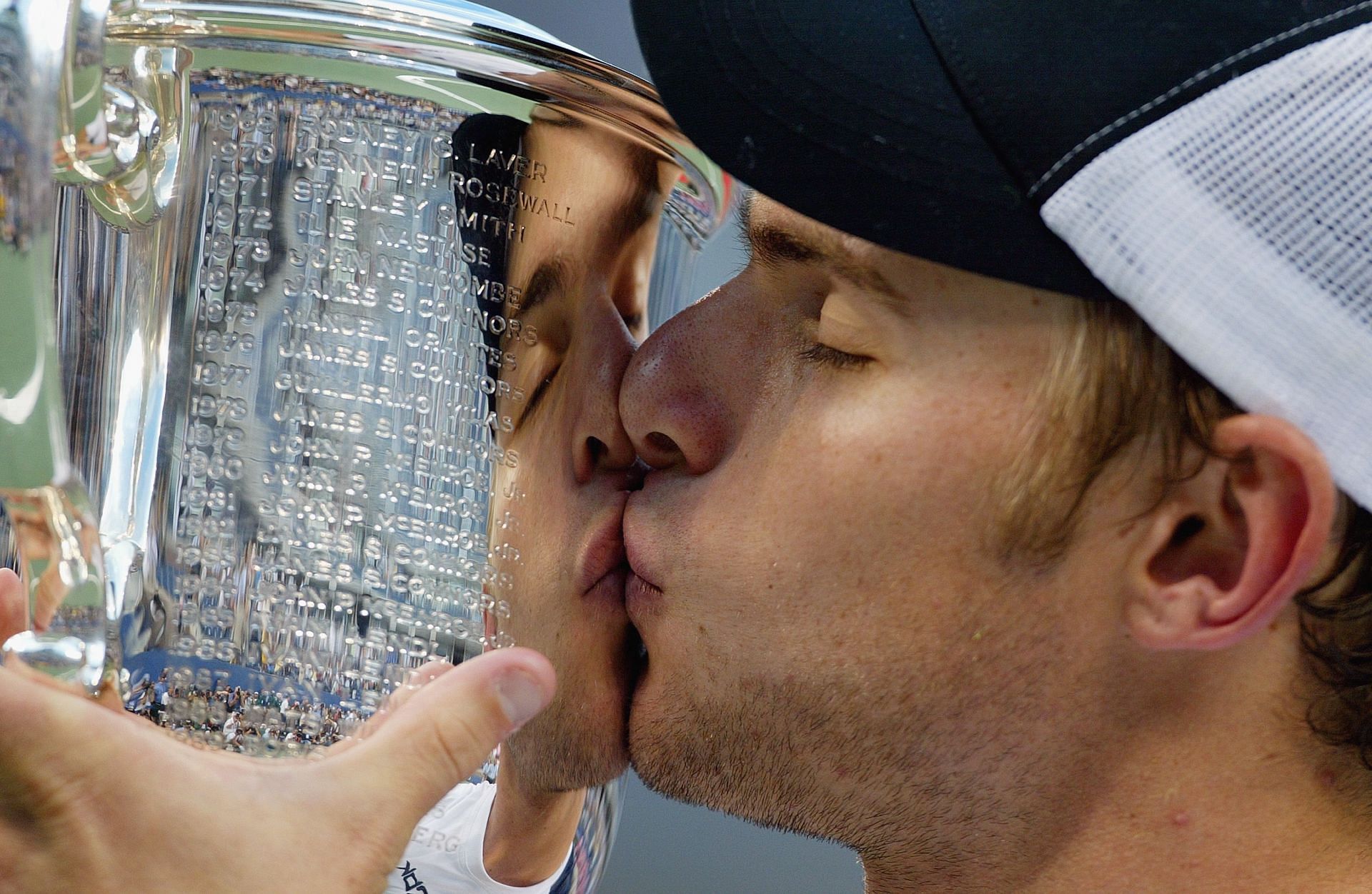 Andy Roddick kisses the US Open 2003 trophy