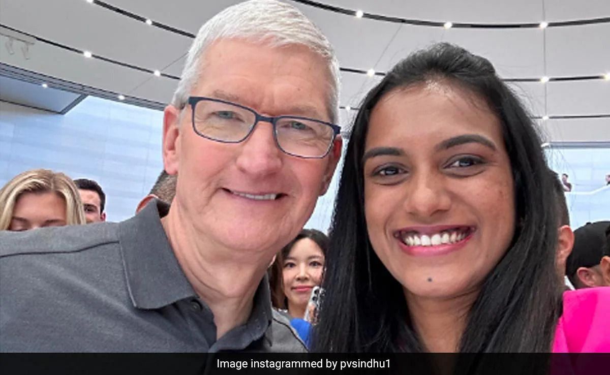 PV Sindhu and Tim Cook pose for a selfie at the Apple Event 2023