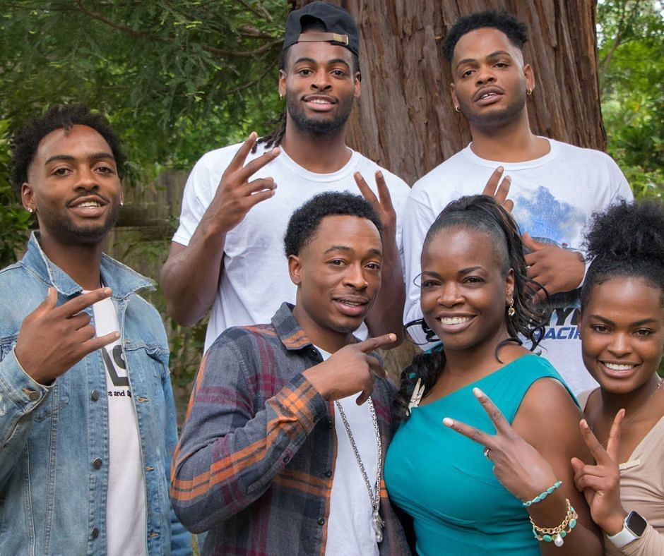 Najee Harris with his mother and siblings