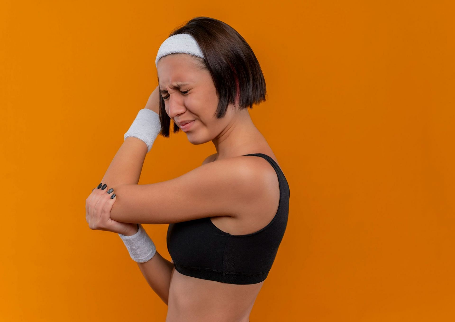 Elbow pain after workout (Image by stockking on Freepik)